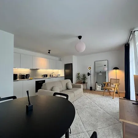 Disneyland Minimalist Lifestyle - 5 Pax