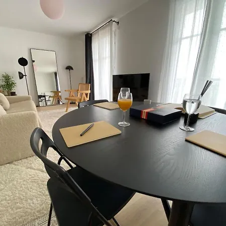 Disneyland Minimalist Lifestyle - 5 Pax Serris