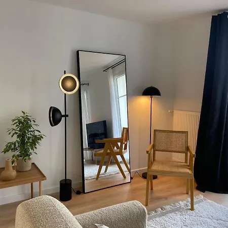 Disneyland Minimalist Lifestyle - 5 Pax Serris