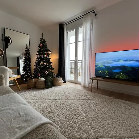 Disneyland Minimalist Lifestyle - 5 Pax