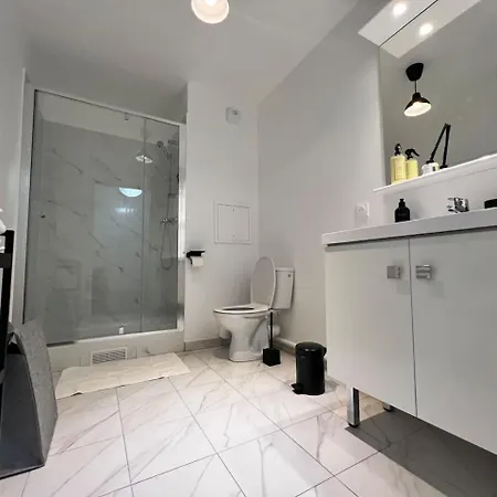Apartment Disneyland Minimalist Lifestyle - 5 Pax
